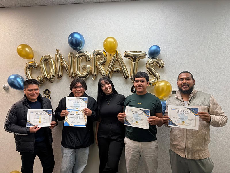 Estudiantes de iSpeakAZ Academy posan con sus certificados de reconocimiento durante una celebración de graduación en Phoenix, Arizona.