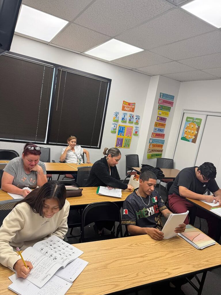 Estudiantes participando en una clase presencial de inglés en iSpeakAZ Academy, con ambiente dinámico y grupos pequeños.