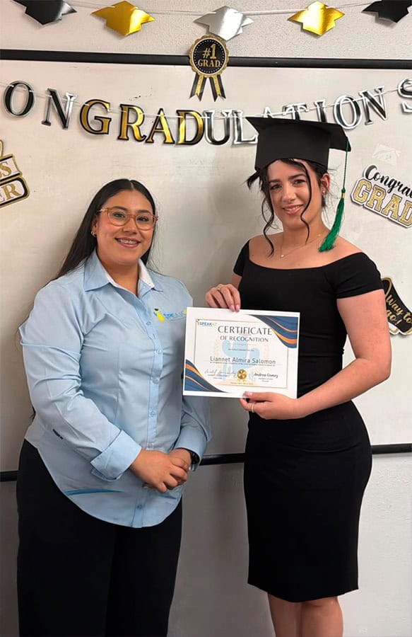 Estudiante de iSpeakAZ Academy recibe su certificado de reconocimiento tras avanzar en su curso de inglés en Phoenix, Arizona.