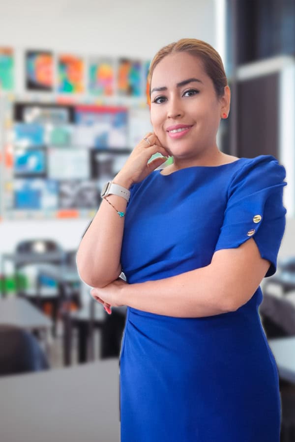 Retrato de la directora de iSpeakAZ Academy dentro de su escuela de inglés en Phoenix, enfocada en apoyar a hispanohablantes.