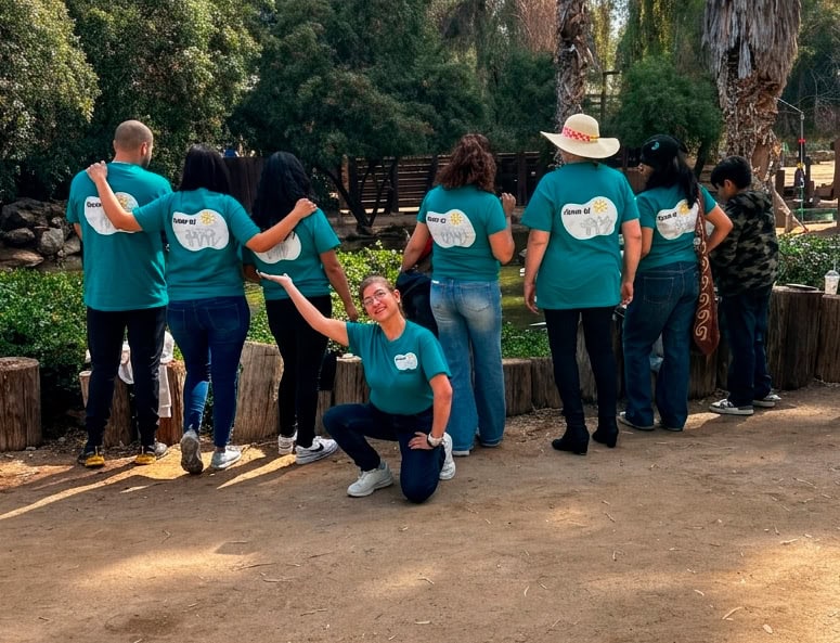 Miembros del equipo de iSpeakAZ Academy participando en una actividad grupal que refleja la comunidad y cercanía de su escuela de inglés en Phoenix.