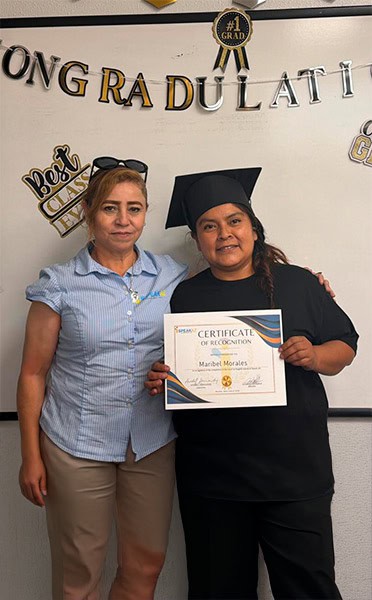 Estudiante de iSpeakAZ Academy posa con su certificado de reconocimiento al finalizar su curso de inglés en Phoenix, Arizona.
