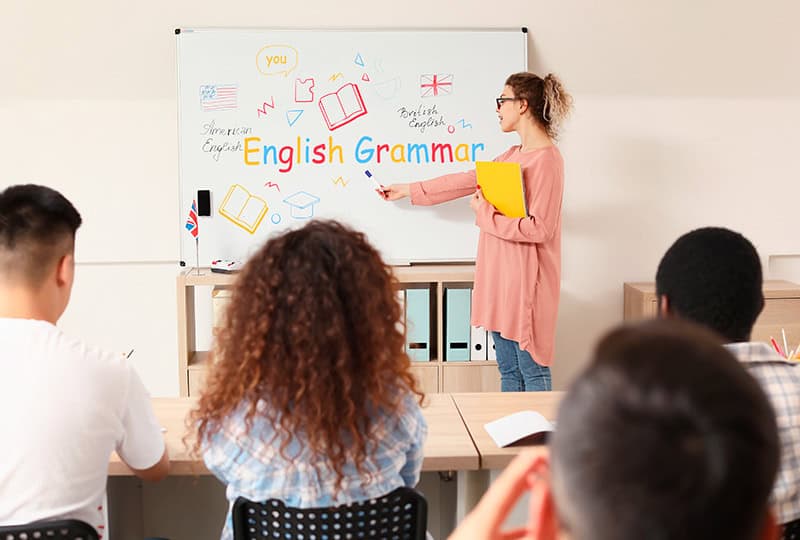Clase de gramática para aprender inglés sin sentirse abrumado en un ambiente claro y estructurado.