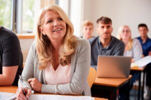 Fotografía de una estudiante adulta en un salón de clases de inglés en Phoenix, representando opciones accesibles para adultos con trabajo.