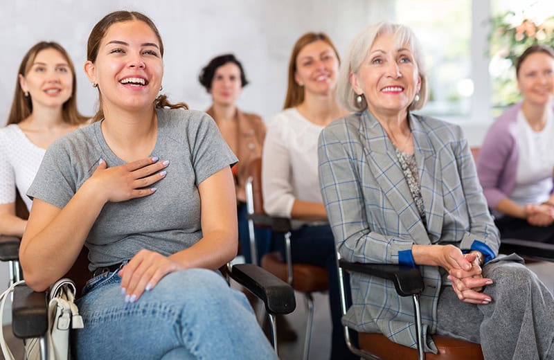 Grupo de estudiantes adultos en una clase de inglés en Phoenix, ideal para ilustrar opciones de aprendizaje para personas con horarios ocupados.