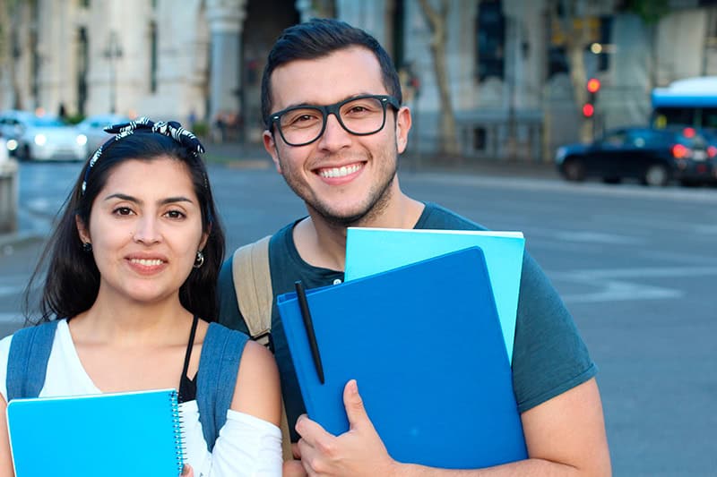 Imagen de estudiantes jóvenes en un entorno urbano, ideal para representar la búsqueda de clases de inglés en Phoenix AZ.