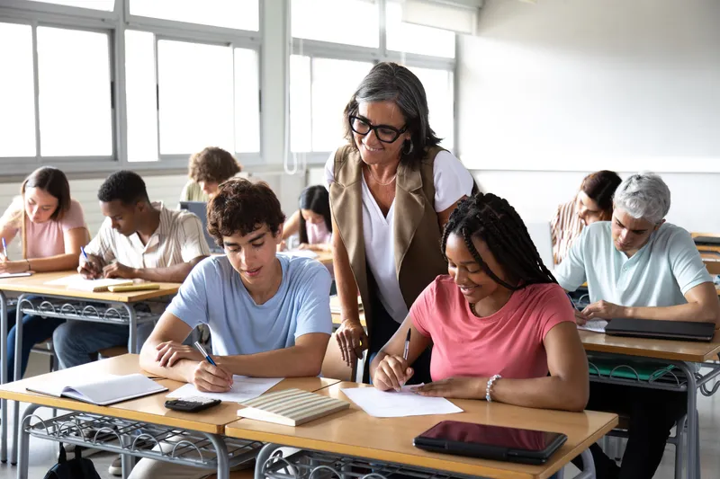 Clases de inglés gratis en Phoenix vs academia privada: cuál te conviene según tu objetivo 
